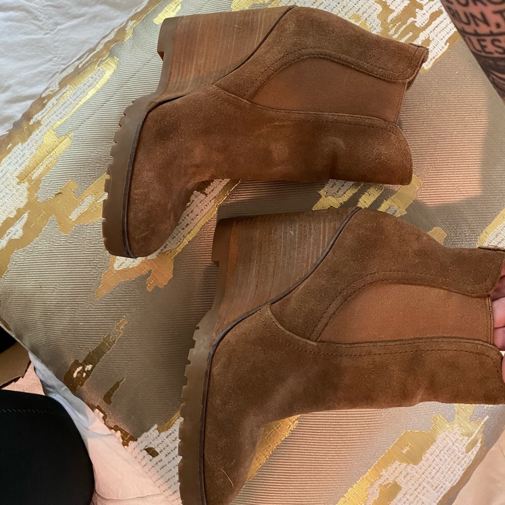 MICHAEL KORS suede tan ankle booties